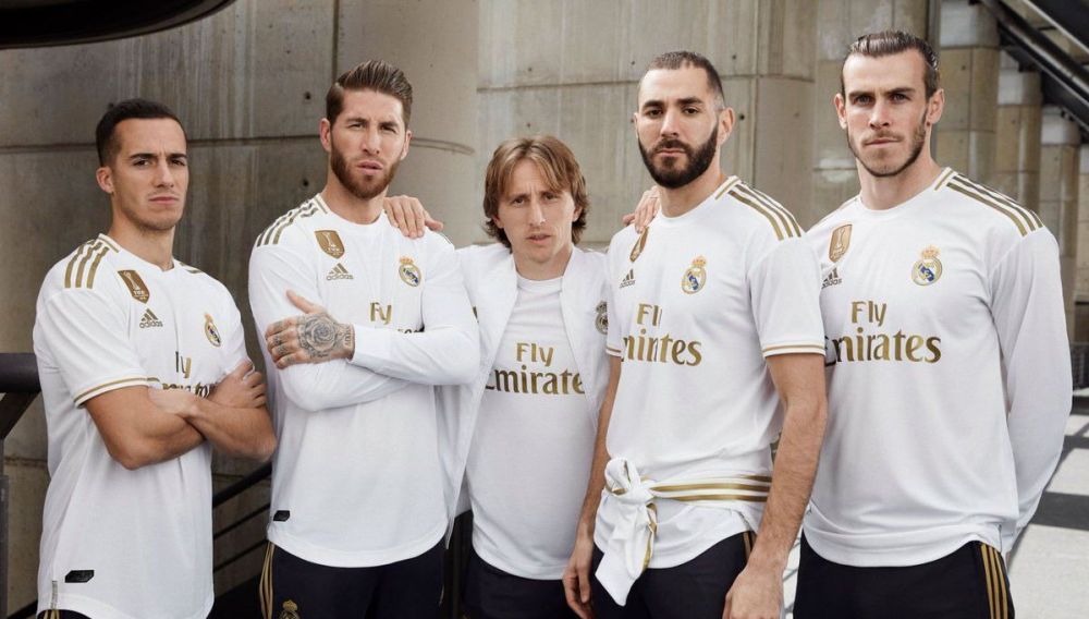 Real Madrid si-a prezentat noul echipament oficial! "Culoarea aurie aduce un omagiu Regilor Europei!" Cum vor arata Ramos, Benzema si Marcelo! GALERIE FOTO_3
