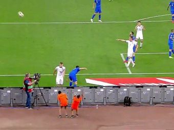 
	Moment incredibil in Grecia - Italia! Un jucator a sutat in minge de nervi si a lovit in fata un copil de mingi! Ce a urmat! VIDEO
