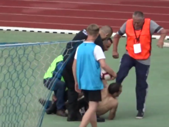 
	Atentie, imagini cu puternic impact emotional! VIDEO SOCANT: suporterul care a intrat in teren, lovit cu piciorul in fata de un steward!!!
