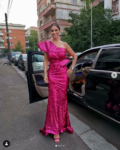 Anamaria Prodan, nou costum FABULOS! Sexy impresara nu s-a putut abtine nici macar la absolvirea fiicei sale. FOTO_11