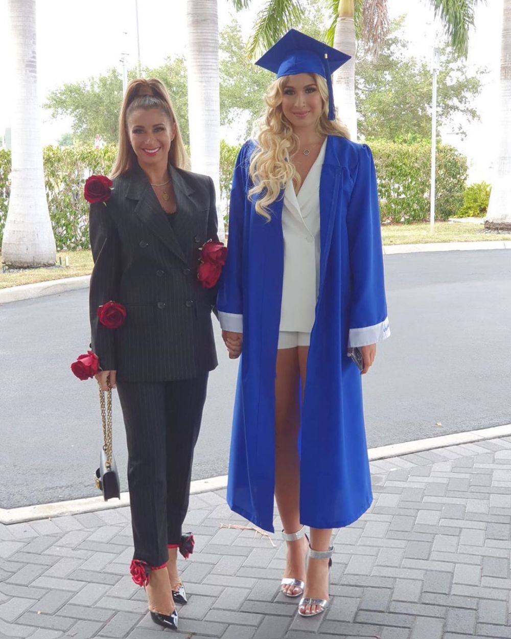 Anamaria Prodan, nou costum FABULOS! Sexy impresara nu s-a putut abtine nici macar la absolvirea fiicei sale. FOTO_5