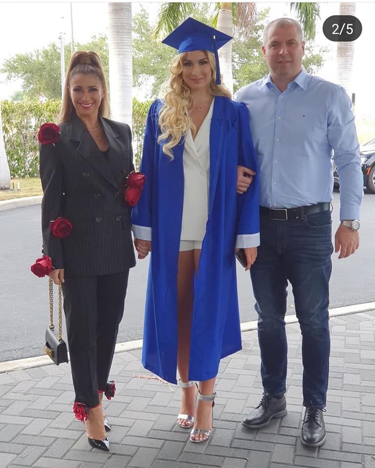 Anamaria Prodan, nou costum FABULOS! Sexy impresara nu s-a putut abtine nici macar la absolvirea fiicei sale. FOTO_6