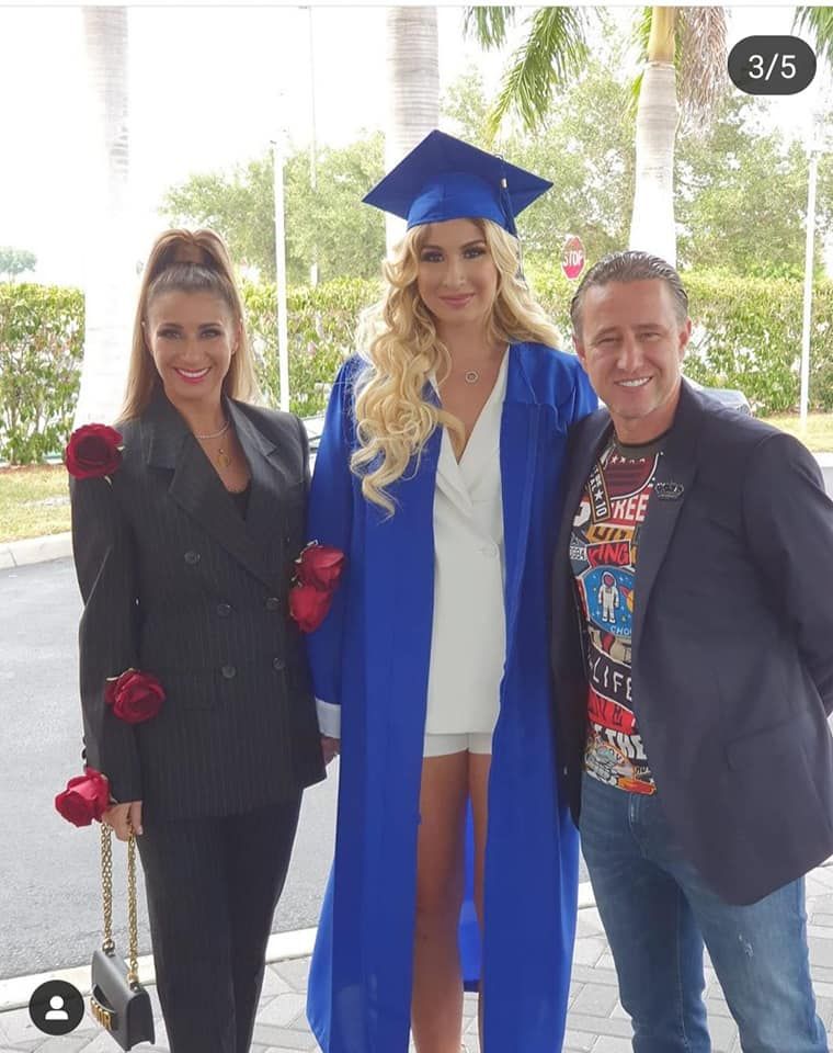 Anamaria Prodan, nou costum FABULOS! Sexy impresara nu s-a putut abtine nici macar la absolvirea fiicei sale. FOTO_7