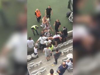 
	Imagini IREALE din peluza! Un jucator de la U Cluj a sarit sa se bata cu un fan dupa ce a fost INJURAT! S-au scuipat, apoi 5 colegi l-au tinut sa nu sara in peluza
