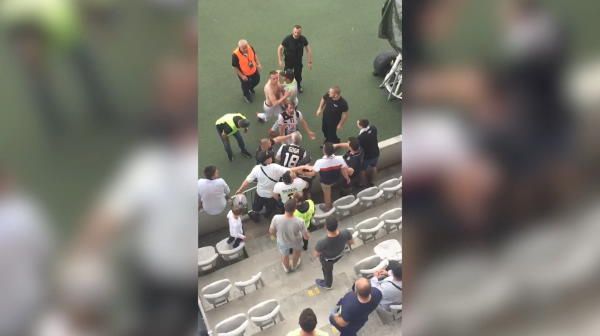 
	Imagini IREALE din peluza! Un jucator de la U Cluj a sarit sa se bata cu un fan dupa ce a fost INJURAT! S-au scuipat, apoi 5 colegi l-au tinut sa nu sara in peluza
