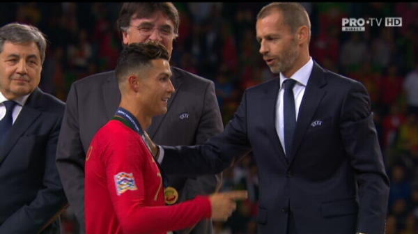 Gestul lui Ronaldo face inconjurul Planetei! Ce a facut cand a primit trofeul Nations League de la presedintele UEFA 