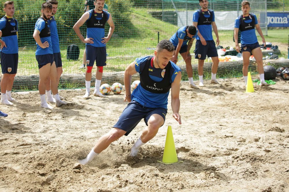 Romania U21, imagini de colectie. Antrenament in piscina si pe nisip pentru elevii lui Radoi in cantonamentul pentru EURO_19