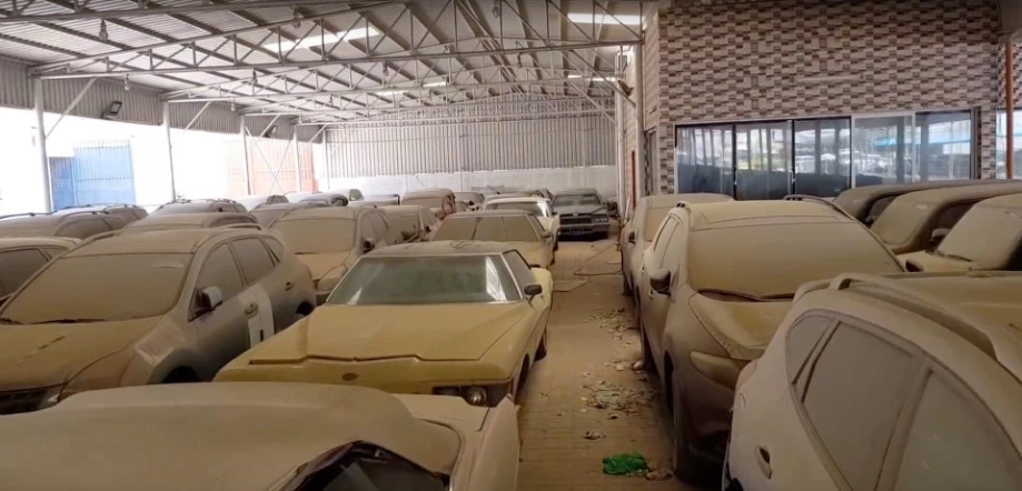 Imagini in premiera cu cimitirul auto din Dubai. Mii de bolizi de lux abandonati de seici. FOTO UIMITOR_12