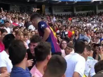 
	EDEN HAZARD, PREZENTAT LA REAL MADRID | Moment incredibil in tribuna: un fan a venit imbracat cu tricoul Barcei! Ce a urmat
