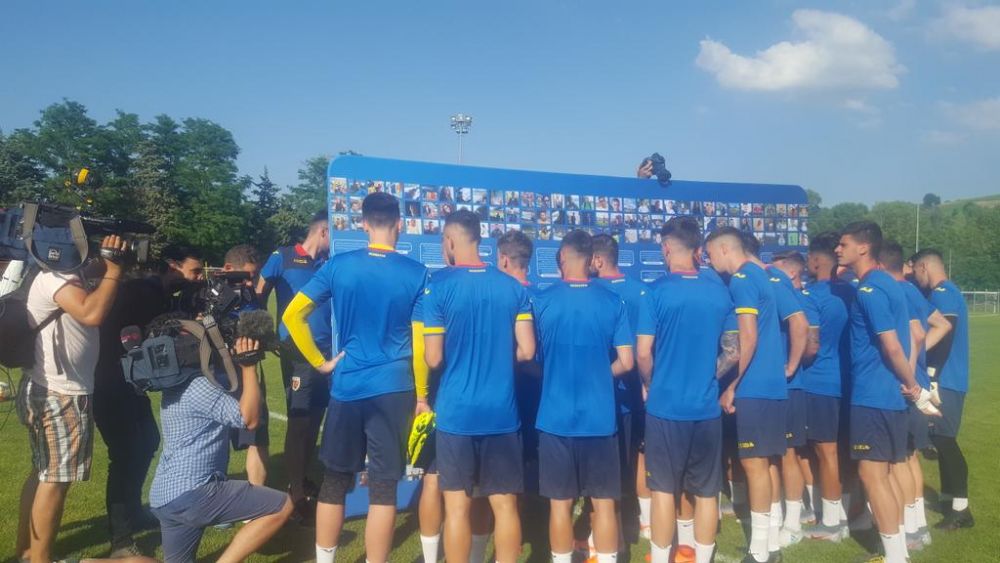 ROMANIA - GERMANIA U21: Mii de mesaje pentru tricolori: "Sa joace cu inima, noi o sa fim in spatele lor!" Imagini din vestiarul nationalei. FOTO_8