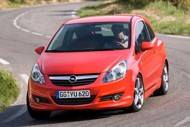 Un ALIEN de 70 mil € aterizeaza la City: nu are Instagram, conduce un Opel Corsa la mana a doua si a locuit in caminul facultatii_3