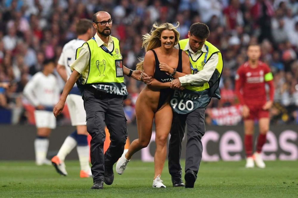 "Eu, in filme pentru adulti? Poate nu stiati asta" Ce ocupatie are in realitate femeia care a patruns pe teren la finala Champions League. FOTO_31