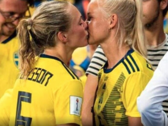 
	&quot;Dragostea nu tine cont de sex ori de nationalitate&quot; O suedeza si o daneza au oferit momentul Campionatului Mondial! GALERIE FOTO
