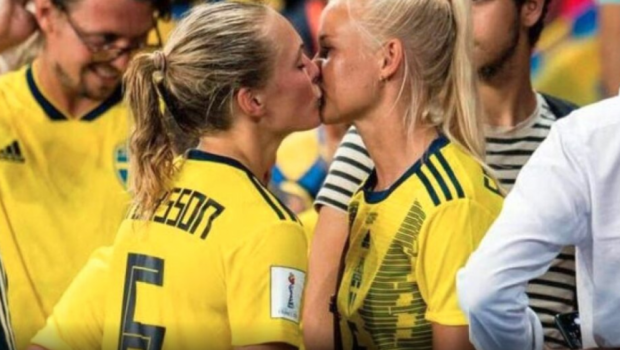 
	&quot;Dragostea nu tine cont de sex ori de nationalitate&quot; O suedeza si o daneza au oferit momentul Campionatului Mondial! GALERIE FOTO
