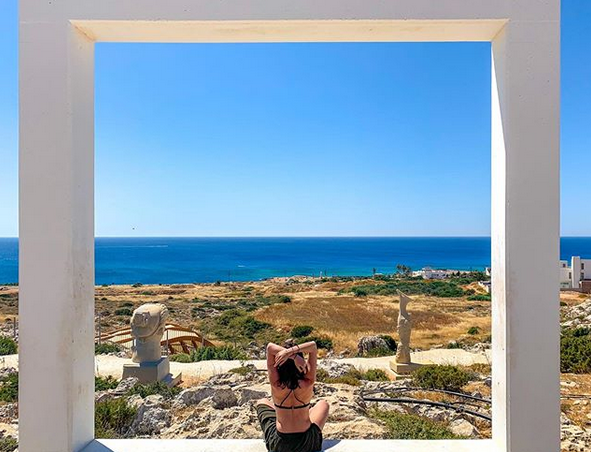 Patinatoarea sexy care a devenit celebra cu un numar de striptease pe gheata, imagini fierbinti din vacanta in Cipru! GALERIE FOTO_10