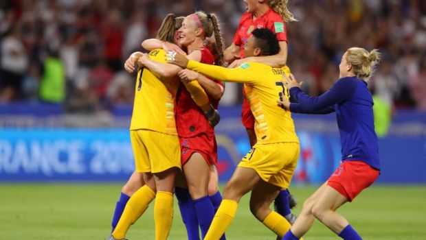 
	SUA, prima finalista a Mondialului feminin dupa un meci dramatic cu Anglia! Alex Morgan &amp; Co s-au calificat dupa 2-1 in semifinale
