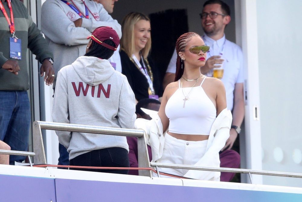 Rihanna a comis-o din nou! A PERTURBAT un meci de cricket cu costumatia ei. Galerie FOTO_1