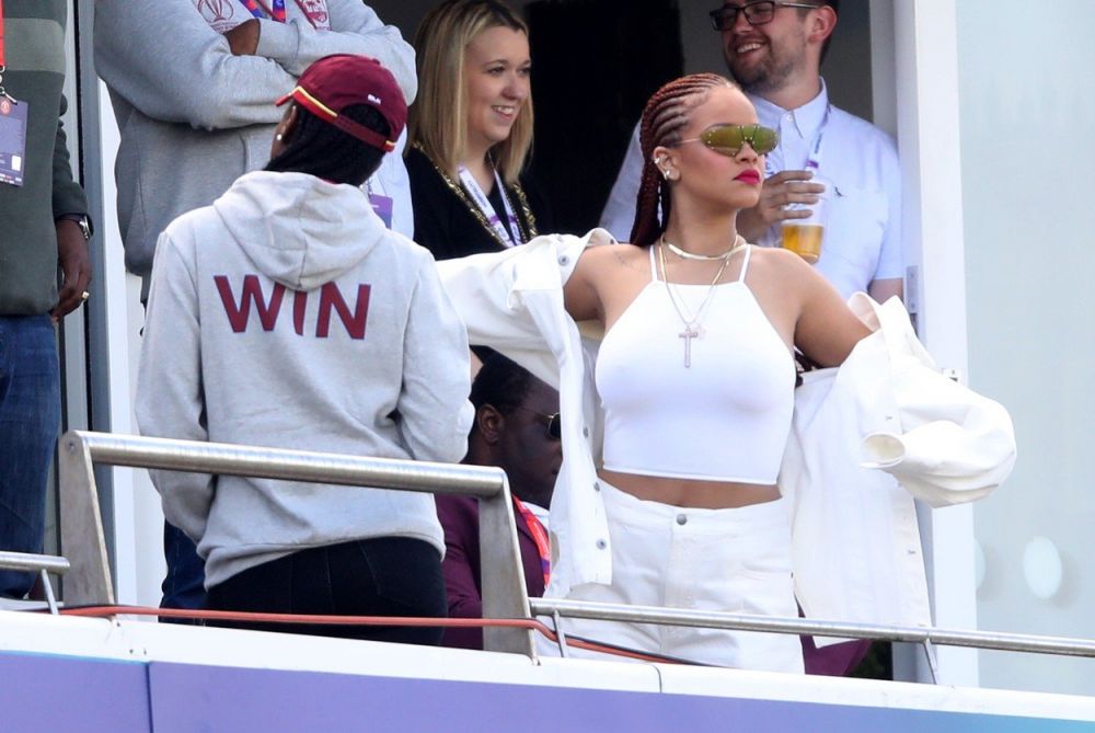 Rihanna a comis-o din nou! A PERTURBAT un meci de cricket cu costumatia ei. Galerie FOTO_2