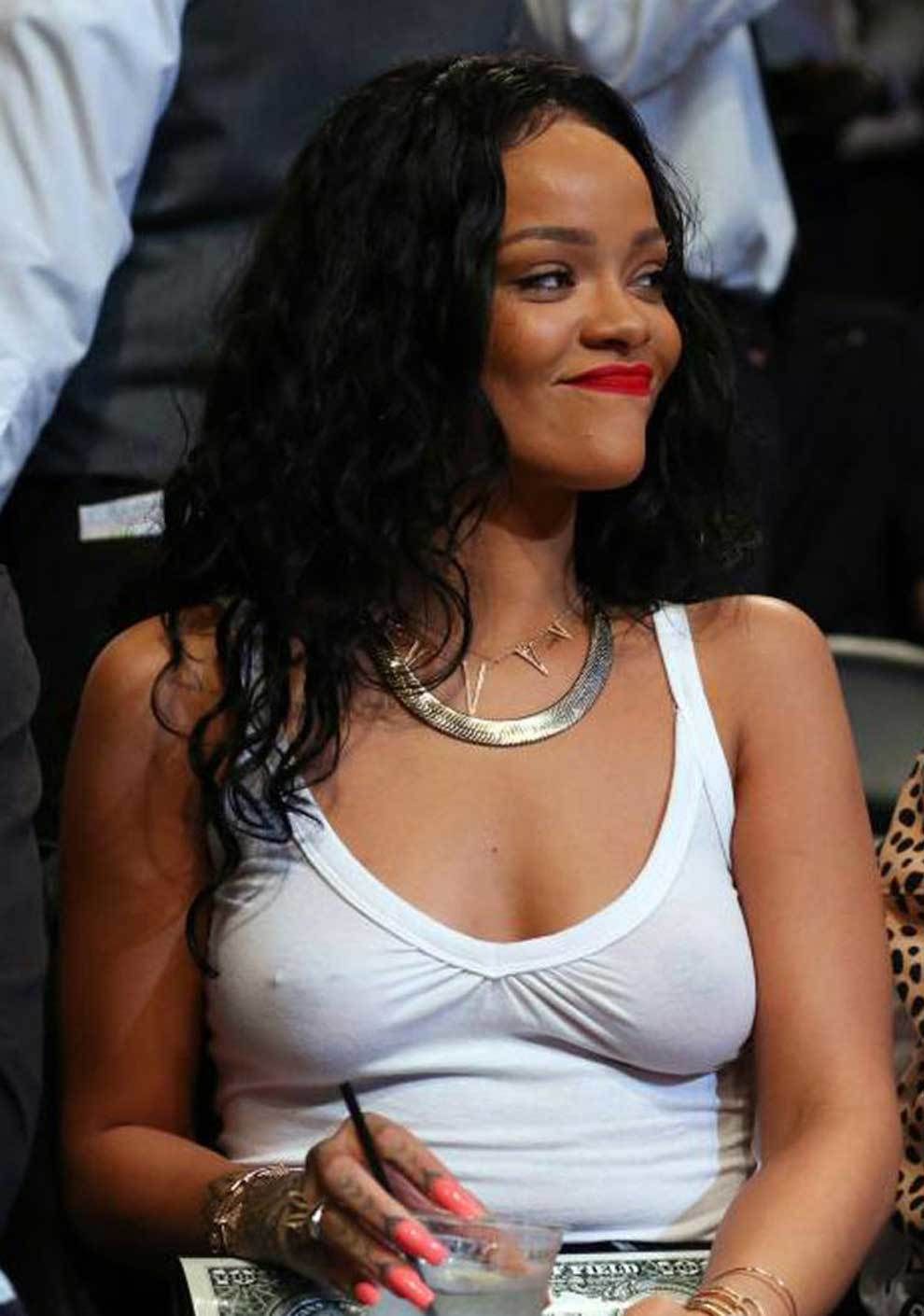 Rihanna a comis-o din nou! A PERTURBAT un meci de cricket cu costumatia ei. Galerie FOTO_13