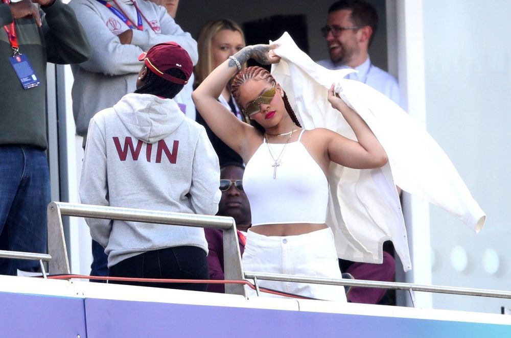 Rihanna a comis-o din nou! A PERTURBAT un meci de cricket cu costumatia ei. Galerie FOTO_3