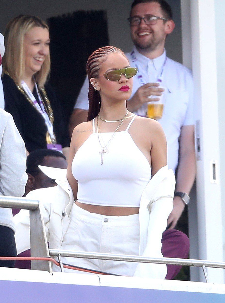 Rihanna a comis-o din nou! A PERTURBAT un meci de cricket cu costumatia ei. Galerie FOTO_4