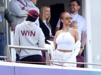 
	Rihanna a comis-o din nou! A PERTURBAT un meci de cricket cu costumatia ei. Galerie FOTO

