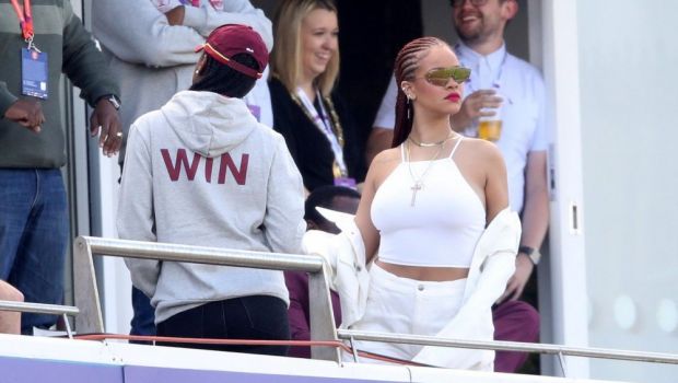 
	Rihanna a comis-o din nou! A PERTURBAT un meci de cricket cu costumatia ei. Galerie FOTO
