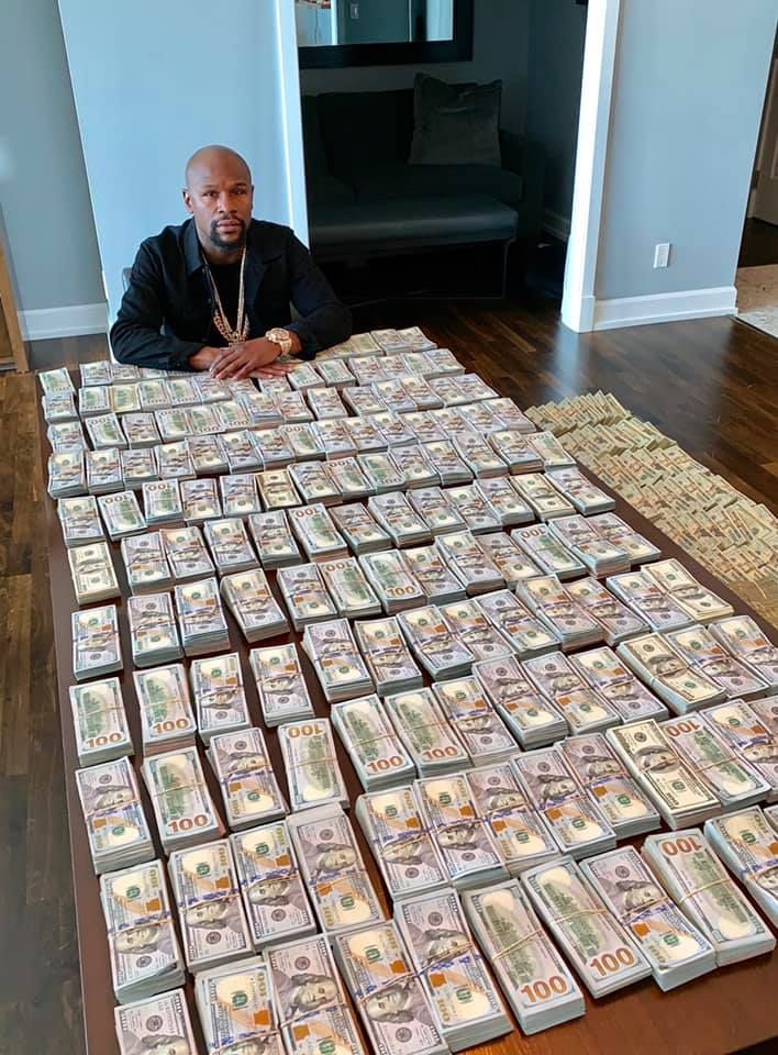 Cum arata 1.800.000$ cash! Mayweather a golit bancomatele din oras pentru o noua aroganta monstruoasa: "Sunt fericit ca voi va petreceti timpul hulindu-ma"_1