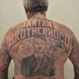 Cu ce se ocupa barbatul care il are pe Hitler tatuat mare pe spate!
