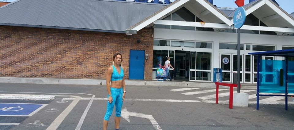 Cum arata femeia data afara din supermarket pentru tinuta indecenta: "Asa ma imbrac eu la munca, ce e e gresit?" FOTO_1