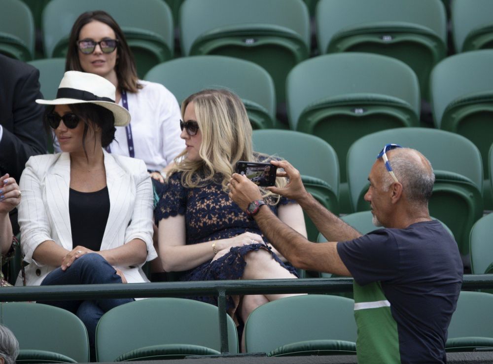 Ce a patit barbatul care a incercat sa-si faca poza langa ducesa Meghan Markle la Wimbledon! Paznicii au intervenit imediat. FOTO_3