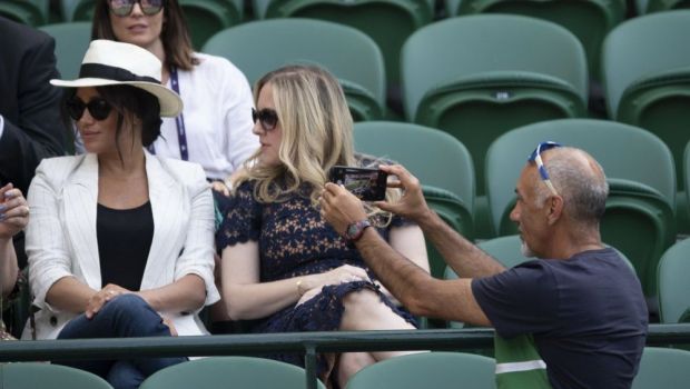 
	Ce a patit barbatul care a incercat sa-si faca poza langa ducesa Meghan Markle la Wimbledon! Paznicii au intervenit imediat. FOTO
