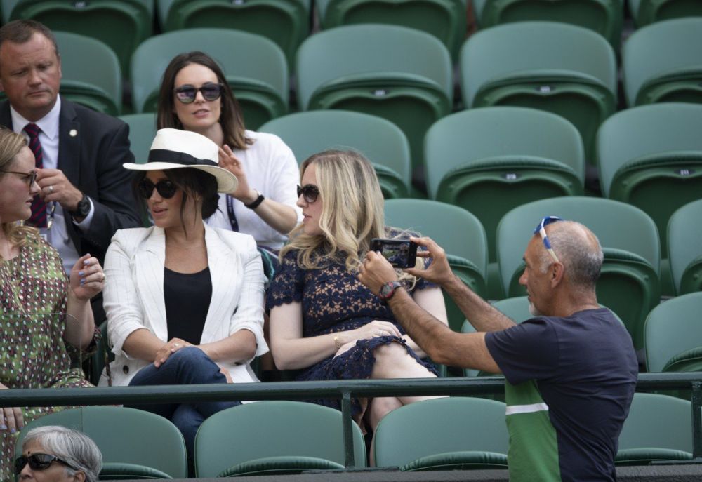 Ce a patit barbatul care a incercat sa-si faca poza langa ducesa Meghan Markle la Wimbledon! Paznicii au intervenit imediat. FOTO_4