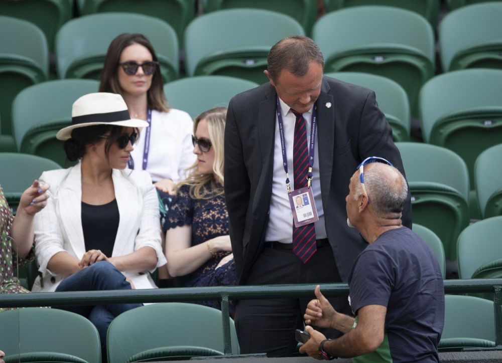 Ce a patit barbatul care a incercat sa-si faca poza langa ducesa Meghan Markle la Wimbledon! Paznicii au intervenit imediat. FOTO_5