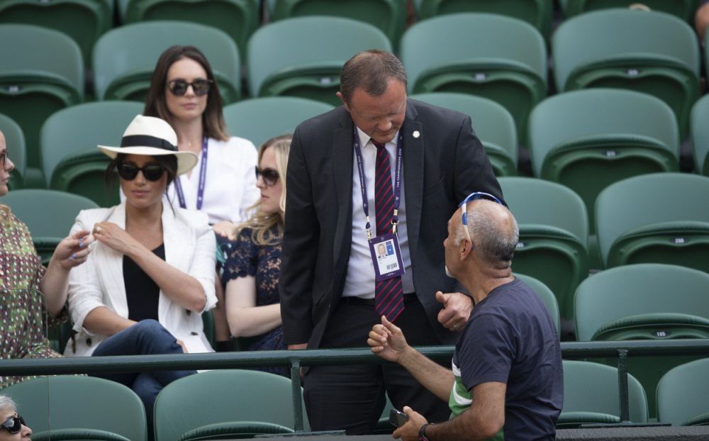 Ce a patit barbatul care a incercat sa-si faca poza langa ducesa Meghan Markle la Wimbledon! Paznicii au intervenit imediat. FOTO_6