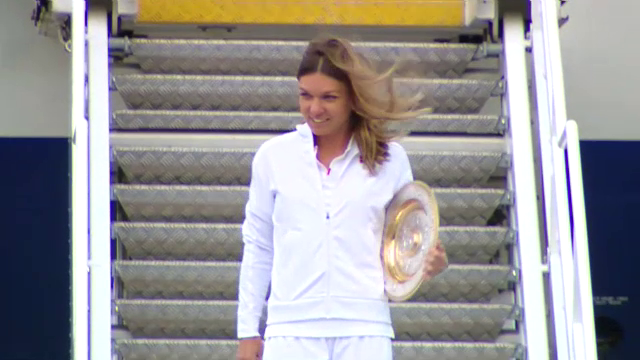 Sosire Simona Halep VIDEO! Trofeul Wimbledon a ajuns in Romania: "Va multumesc pentru sustinere"_6
