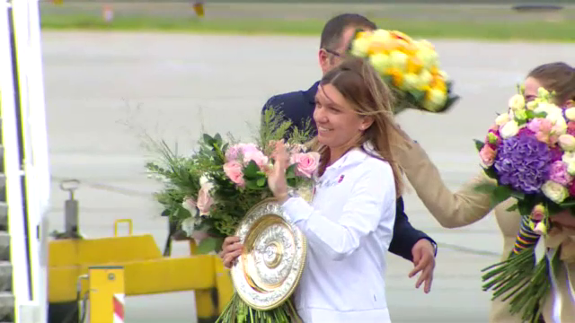 Sosire Simona Halep VIDEO! Trofeul Wimbledon a ajuns in Romania: "Va multumesc pentru sustinere"_8