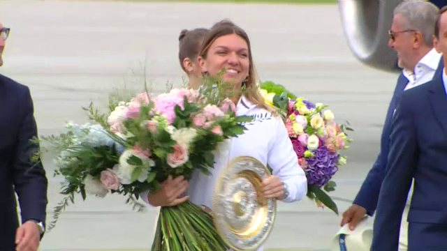 Sosire Simona Halep VIDEO! Trofeul Wimbledon a ajuns in Romania: "Va multumesc pentru sustinere"_9