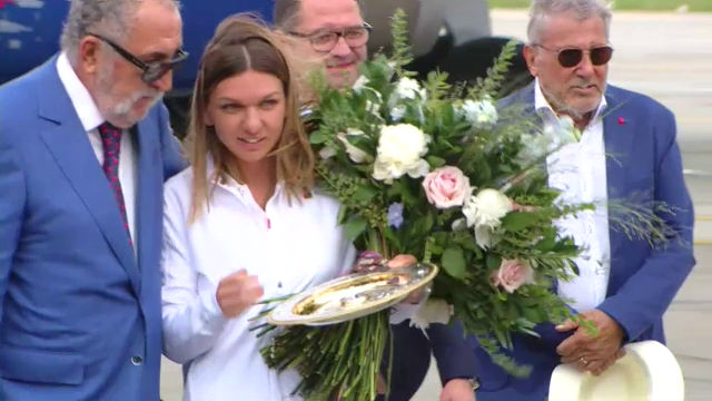 Sosire Simona Halep VIDEO! Trofeul Wimbledon a ajuns in Romania: "Va multumesc pentru sustinere"_12