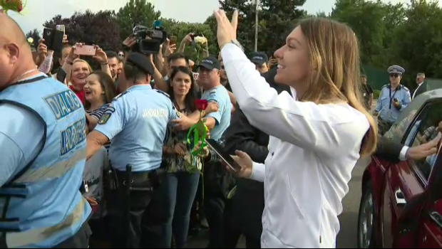 
	Momentul in care Simona Halep coboara din limuzina lui Tiriac ca sa salute fanii de la aeroport. VIDEO
