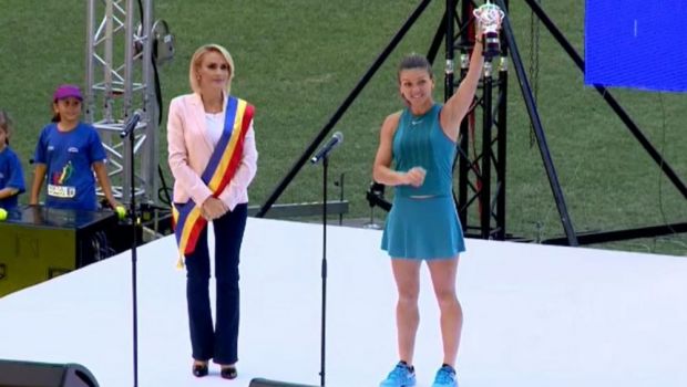 
	Reactia Simonei Halep dupa ce Gabriela Firea a chemat-o din nou pe National Arena, sa prezinte trofeul cucerit la Wimbledon!
