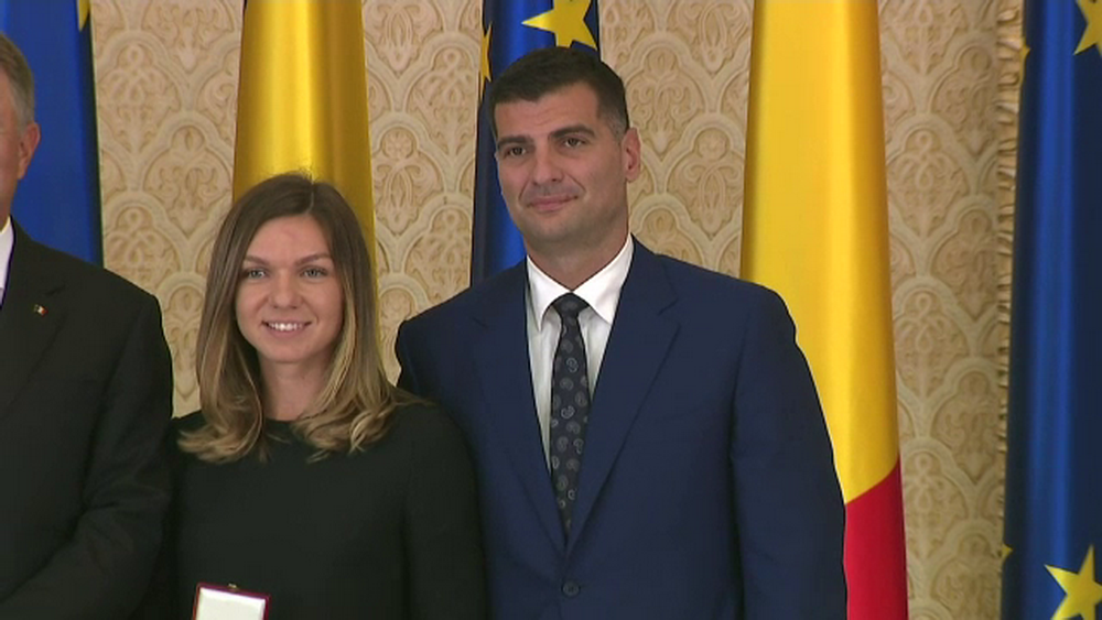 Simona Halep s-a logodit cu Toni Iuruc! Imaginea in care campioana en-titre de la Wimbledon radiaza de fericire si le arata apropiatilor inelul _1