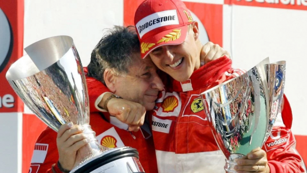 
	Michael Schumacher face progrese in recuperare si se uita la curse de Formula 1! Cine a facut anuntul URIAS
