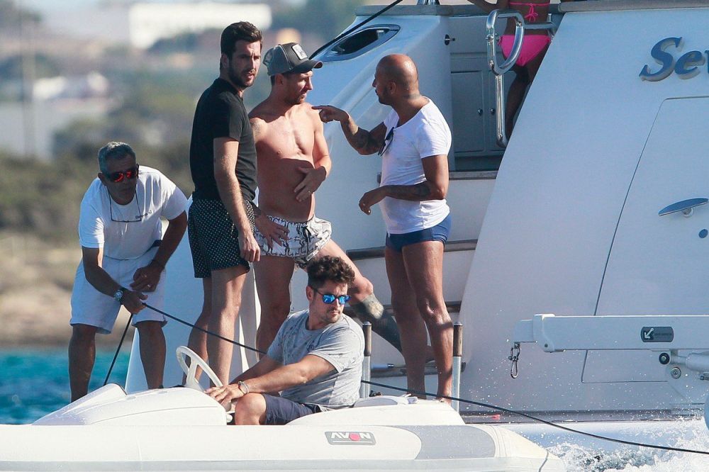 Messi, Suarez si Fabregas si-au dus sotiile pe un yacht in Ibiza. SUPER GALERIE FOTO_19