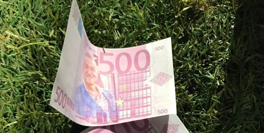 A aparut bancnota de 500 de euro cu fata lui BECALI pe ea! Protest INCREDIBIL inaintea meciului cu Mlada Boleslav!!! Ce s-a intamplat in tribuna_2