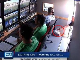 
	Moment fabulos in camera VAR! :)) Ce s-a intamplat in timpul unui meci din Grecia: arbitrii video nu stiau ca sunt filmati
