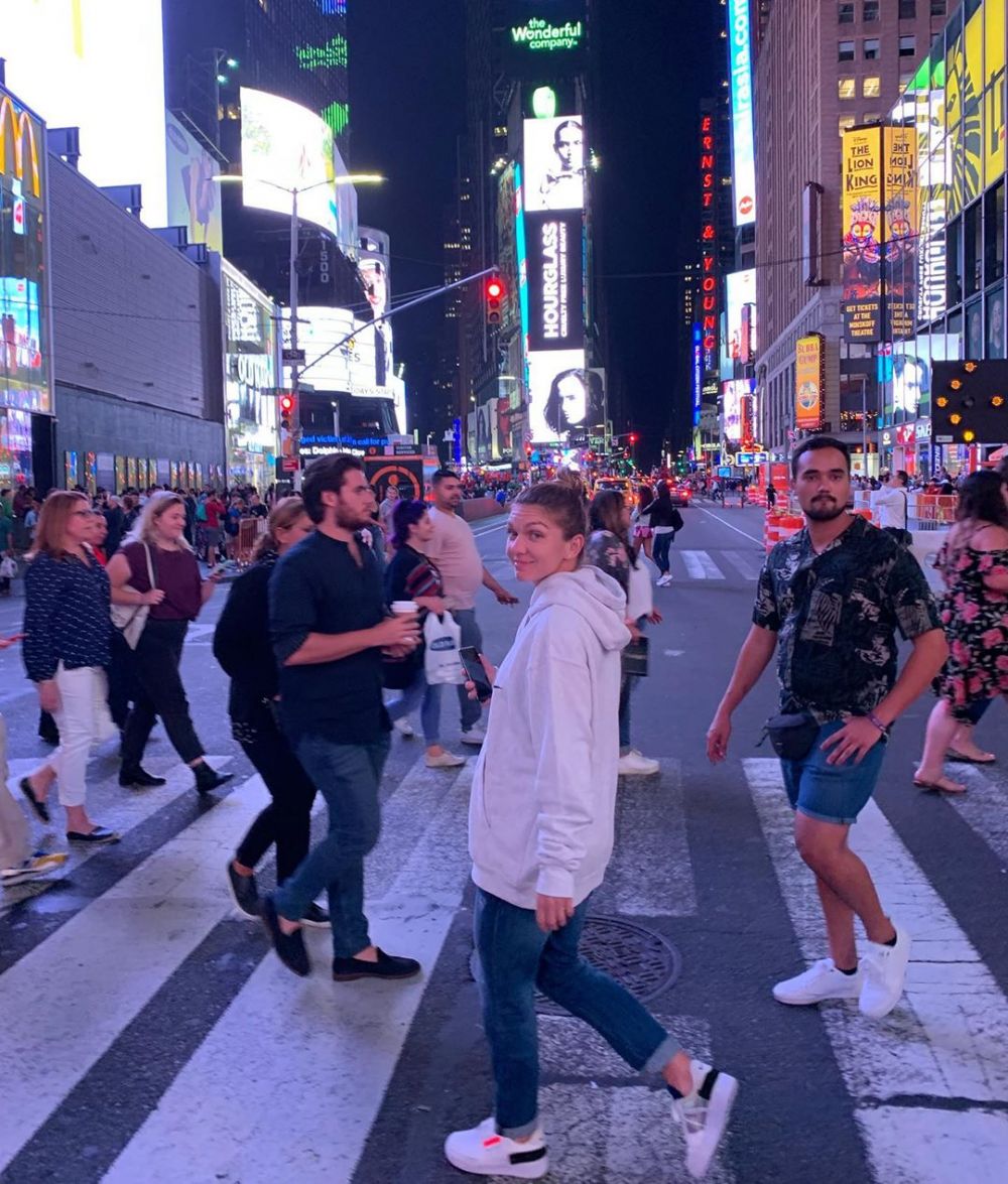 SURPRIZA URIASA pentru Simona Halep in Times Square! Romanca, surprinsa intr-o imagine memorabila dupa meciul cu Gibbs: "Eroina noastra!" FOTO_3