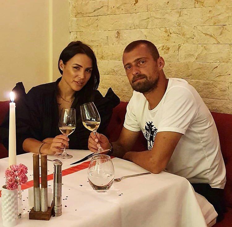 Sotia lui Gabi Tamas e 'beton'. Ioana e una dintre cele mai sexy sotii de fotbalisti din Romania. FOTO_12