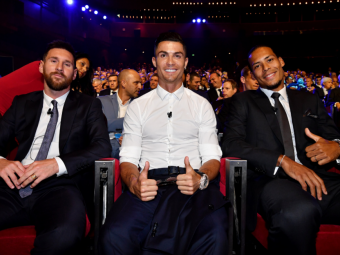 
	SUPER MOMENT: Cum a reactionat Ronaldo cand l-a vazut pe Messi la tragerea la sorti a grupelor UCL! Cei doi au stat unul langa altul: FOTO
