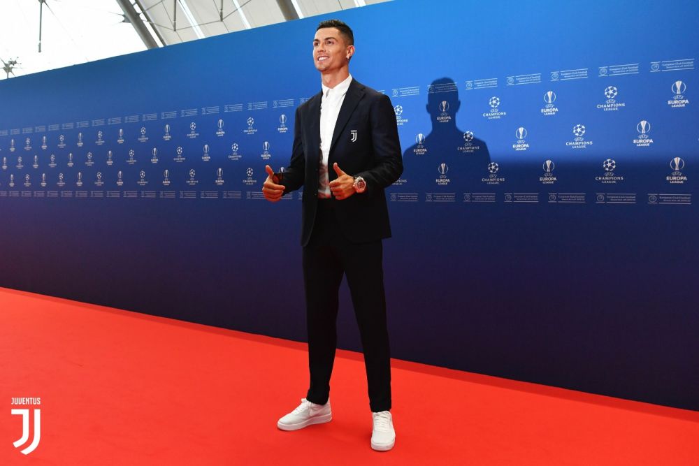 FOTO | Like a boss:) Aparitie de senzatie a lui Ronaldo la tragerea la sorti a grupelor UCL! Cum a aparut imbracat superstarul portughez_3